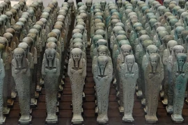 Sự thật rùng mình về 225 bức tượng tang lễ kỳ quái 