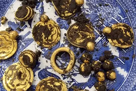 Đam mê dò kim loại, thanh niên phát hiện mỏ vàng cổ quý giá 