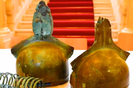 Đi hái nấm, vô tình tìm thấy mũ bảo vệ thời Đồ Đồng quý giá