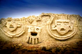 Cận cảnh bức phù điêu khắc đầu người và rắn 3.800 tuổi 