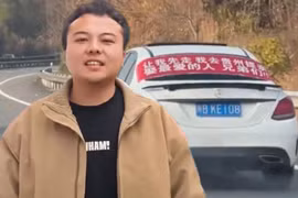 Người đàn ông gắn biểu ngữ xin đường vượt 900 km để cầu hôn