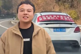 Người đàn ông gắn biểu ngữ xin đường vượt 900 km để cầu hôn