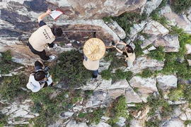 Tận mục hình khắc thần mặt trời trên đá 