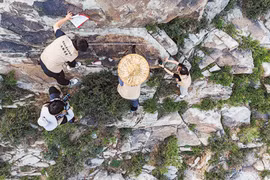 Tận mục hình khắc thần mặt trời trên đá 