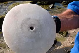 Bàng hoàng đĩa đá cẩm thạch 2.500 năm tuổi có công năng lạ