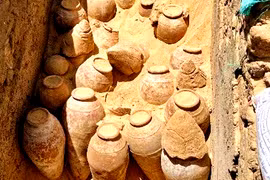 Phát hiện kinh ngạc hàng trăm bình rượu trong ngôi mộ cổ 5.000 năm 