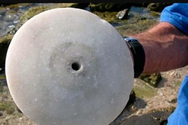 Bàng hoàng đĩa đá cẩm thạch 2.500 năm tuổi có công năng lạ