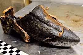 Guốc gỗ độc đáo 500 tuổi được tìm thấy ở nơi "khó nói"