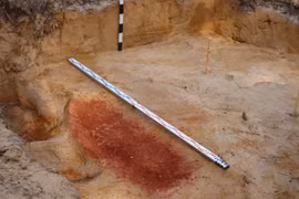 Đất son trong mộ cổ Phần Lan khiến chuyên gia sửng sốt