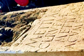 Kinh ngạc bia mộ La Mã khắc chân dung cổ đại cùng chữ lạ bí hiểm