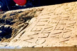 Kinh ngạc bia mộ La Mã khắc chân dung cổ đại cùng chữ lạ bí hiểm