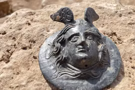 Huy chương cổ Medusa 1.800 năm hé lộ bí mật rợn người