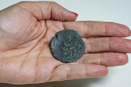 Soi đồng xu cổ khắc Nữ thần Luna, bí ẩn La Mã lộ diện