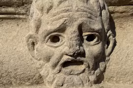 Mặt nạ cổ kỳ dị trong tàn tích nhà hát Kastabala