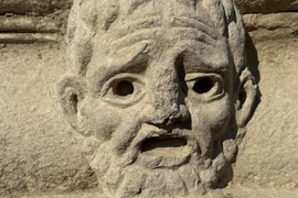 Mặt nạ cổ kỳ dị trong tàn tích nhà hát Kastabala