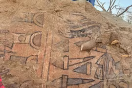 Biểu tượng vũ trụ lạ trên bức bích họa 3.000 năm tuổi