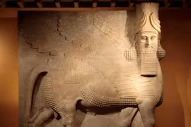 Phát hiện tượng bò Lamassu có cánh lớn nhất thế giới