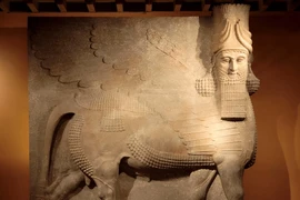 Phát hiện tượng bò Lamassu có cánh lớn nhất thế giới