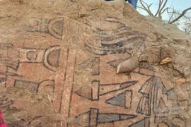 Biểu tượng vũ trụ lạ trên bức bích họa 3.000 năm tuổi