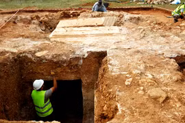 Ngôi mộ La Mã chứa chữ song ngữ độc đáo, danh tính chủ nhân gây sốc 