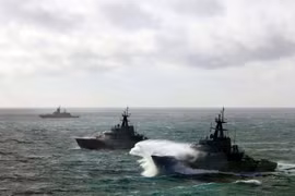 Các tàu chiến và máy bay của Hải quân Hoàng gia Anh đã bám theo (theo dõi) một tàu hộ vệ và một tàu tiếp dầu hỗ trợ của Nga khi chúng di chuyển qua khu vực đông đúc của Eo biển Manche, trong một chiến dịch giám sát kéo dài hai ngày, do NATO phối hợp và được xác nhận vào ngày 23/1/2026. (Nguồn ảnh: Hải quân Hoàng gia Anh)