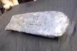 Thỏi bạc 45kg được tìm thấy trên xác tàu đắm thế kỷ 17 