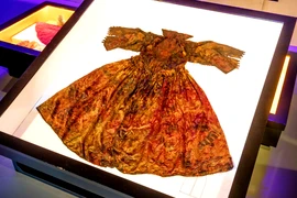 Váy lụa nguyên vẹn đáng kinh ngạc sau hàng trăm năm vùi dưới biển