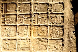 Tìm thấy bia tượng hình Maya ẩn chứa thông điệp thiêng liêng