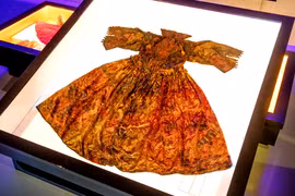 Váy lụa nguyên vẹn đáng kinh ngạc sau hàng trăm năm vùi dưới biển