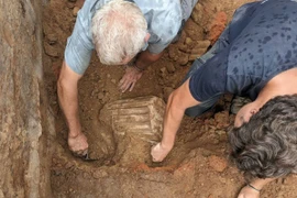 Phát hiện bàn thờ đá cẩm thạch Hy Lạp cổ, giới khảo cổ 'dậy sóng'