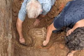 Phát hiện bàn thờ đá cẩm thạch Hy Lạp cổ, giới khảo cổ 'dậy sóng'