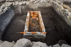 Sửng sốt thấy thứ bên trong quan tài đá La Mã vừa phát lộ