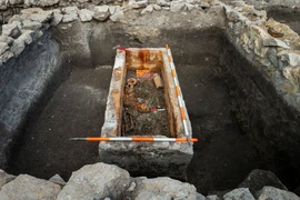 Sửng sốt thấy thứ bên trong quan tài đá La Mã vừa phát lộ