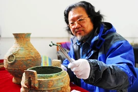 Sửng sốt nồi súp xương 2.400 năm tuổi còn nguyên trong mộ cổ