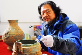 Sửng sốt nồi súp xương 2.400 năm tuổi còn nguyên trong mộ cổ