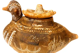 Phát hoảng thấy bình gốm hình vịt quái dị 3.000 năm tuổi