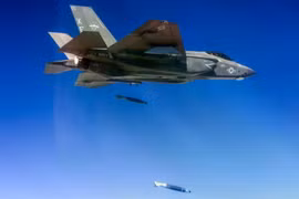Máy bay F-35C Lightning II của Không quân Hoa Kỳ thả bom GBU-54 Laser Joint Direct Attack Munition, một loại bom dẫn đường bằng GPS và laser cho phép tấn công chính xác các mục tiêu đang di chuyển, trong nhiệm vụ thử nghiệm vào ngày 30 tháng 1 năm 2024 (Nguồn ảnh: Không quân Hoa Kỳ).