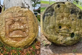 Hai tấm bia tròn khắc họa khuôn mặt người kinh dị