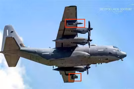 Máy bay AC-130J Ghostrider được triển khai tới Sân bay Quốc tế Comalapa (CSL), El Salvador, nhằm hỗ trợ Chiến dịch Southern Spear. Máy bay được thể hiện với cấu hình tấn công chính xác bất đối xứng, gồm bốn tên lửa AGM-114 Hellfire ở cánh trái và bốn bom đường kính nhỏ GBU-39/B ở cánh phải. (Nguồn ảnh: Ricardo Alas Spotter) 