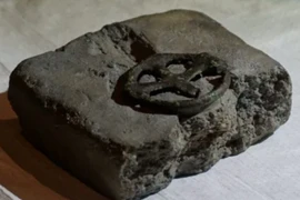 Phát hiện cây thánh giá hình bánh xe bằng đồng 1.000 năm tuổi tại Đức