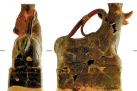 Chiếc bình gốm La Mã hình bò tót hé lộ nghi lễ chôn cất kỳ bí