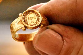 Nhẫn vàng và bùa hộ mệnh pha lê thời Trung cổ hé lộ bí mật động Trời