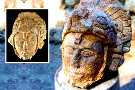 Bí ẩn tượng chiến binh 1.000 năm tuổi đội mũ rắn há miệng đe dọa