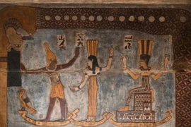 Thứ kỳ dị trên trần ngôi đền Ai Cập 2.200 năm tuổi 