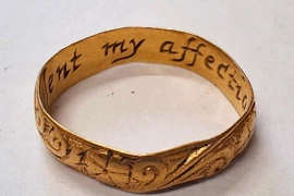 Dò kim loại, đụng trúng nhẫn tình nhân thế kỷ 17 