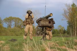 Bolide là loại tên lửa dẫn đường bằng laser, tốc độ cao thế hệ mới nhất được sử dụng trong hệ thống phòng không RBS 70. Được thiết kế để đối phó các mối đe dọa đường không hiện đại, tên lửa này có tầm bắn lên tới 9 km, miễn nhiễm với gây nhiễu điện tử và có thể đánh chặn UAV, trực thăng cũng như máy bay phản lực tốc độ cao với độ chính xác rất cao. (Nguồn ảnh: Wikimedia)