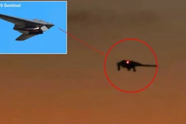 Một hình ảnh hiếm hoi ghi lại khoảnh khắc máy bay không người lái tàng hình RQ-170 Sentinel của Không quân Mỹ quay trở lại Puerto Rico vào sáng ngày 4/1/2026, sau khi được cho là đã thực hiện nhiệm vụ hỗ trợ ISR (tình báo, giám sát, trinh sát) cho các đòn tấn công ban đêm của Mỹ và các chiến dịch đặc nhiệm tại Venezuela. (Nguồn ảnh: video lan truyền trên mạng xã hội X)