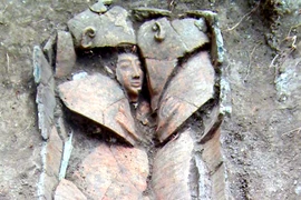 Phát hiện quan tài đất sét Ai Cập khắc mặt người gây sửng sốt