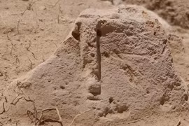 Kinh ngạc 'khuôn mặt người' bí ẩn trên sườn Đồi Saint David 