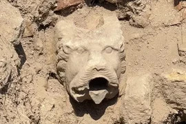 Phát lộ vòi đá đầu sư tử dẫn rượu vang cổ xưa 